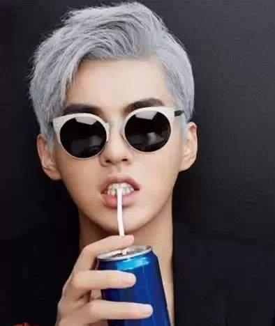 最近流行的奶奶灰染发颜色 掀起了这股灰发潮流