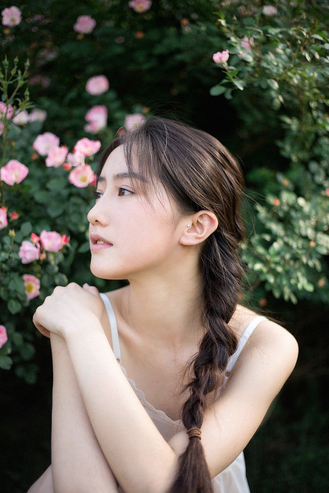 夏日唯美长发大眼美女高清手机桌面壁纸下载