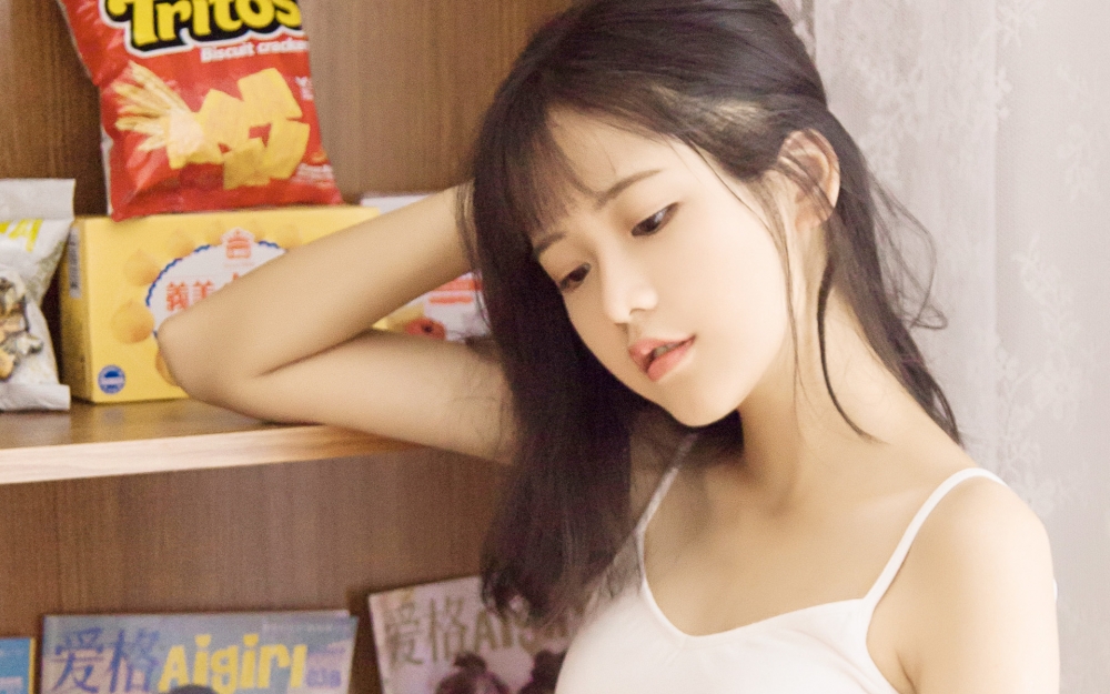 清纯吊带美女私房写真高清桌面壁纸