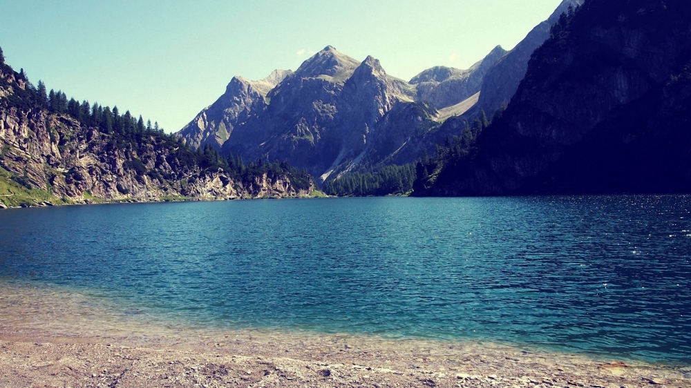 平静的山峡湖面风景桌面壁纸