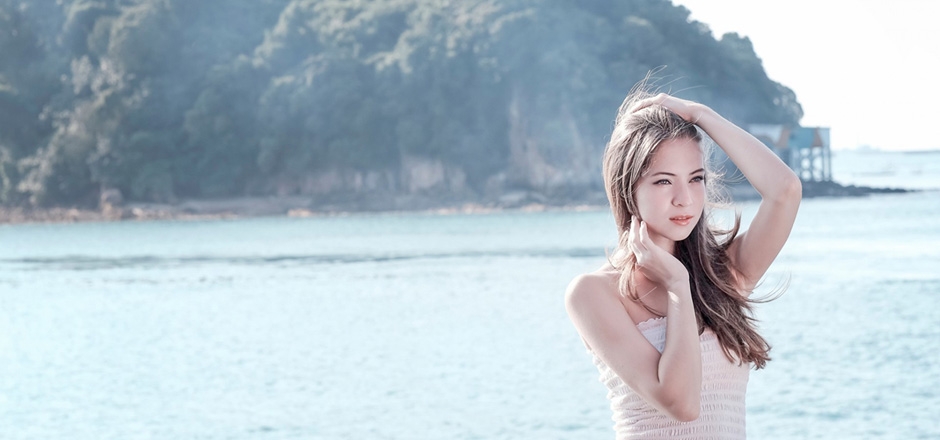 漂亮女孩，海边风景，长头发，美丽的眼睛，姿势，美女桌面壁纸