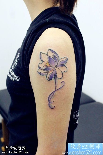 手臂彩色莲花纹身图案