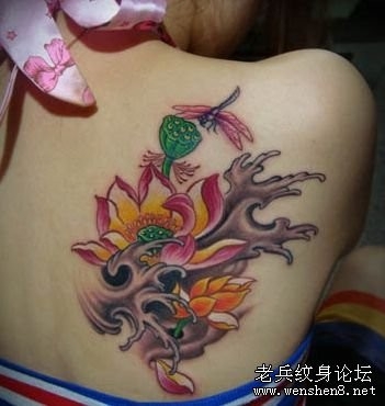 美女肩部彩色蜻蜓莲花纹身