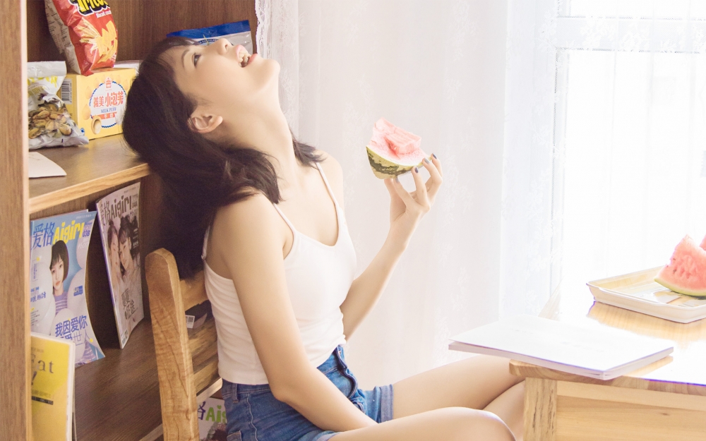 清纯吊带美女私房写真高清桌面壁纸