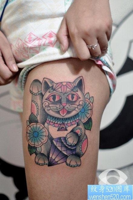 美女腿部报钻石的招财猫纹身图片