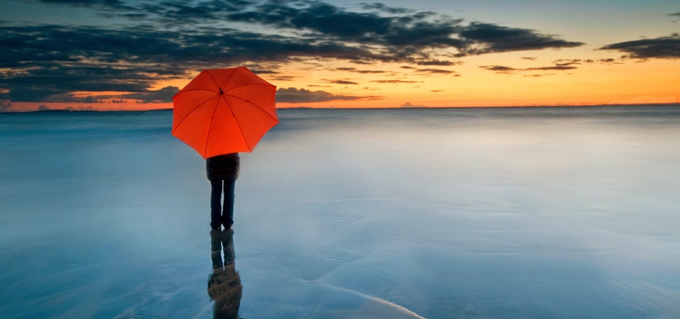 一个人,伞,结冰海面,唯美壁纸
