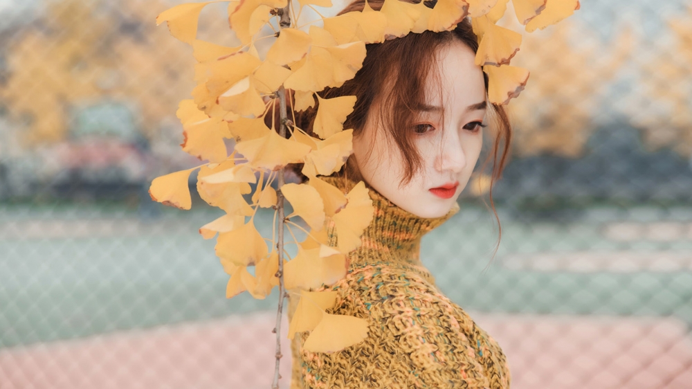 气质美女秋季户外写真高清唯美桌面壁纸