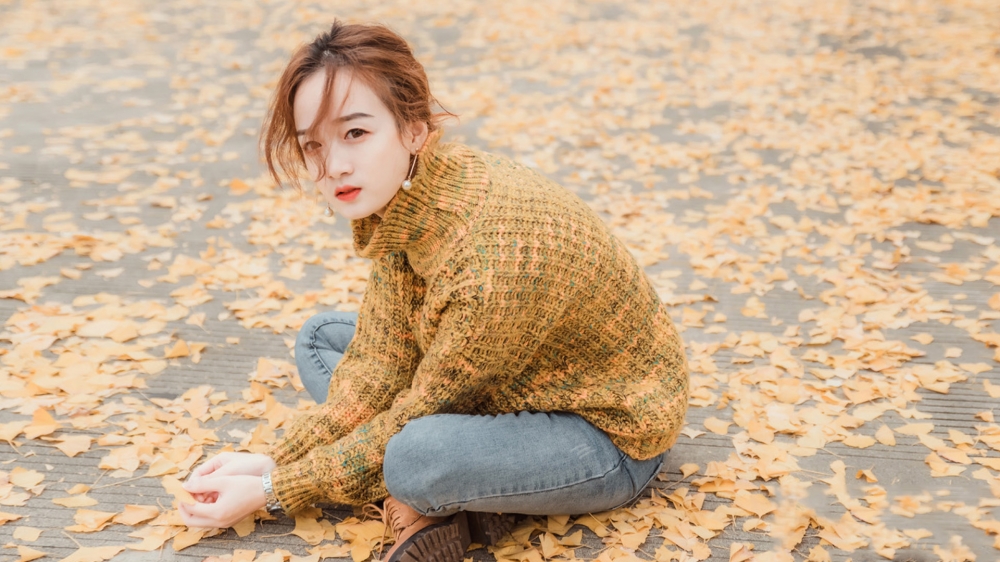 气质美女秋季户外写真高清唯美桌面壁纸