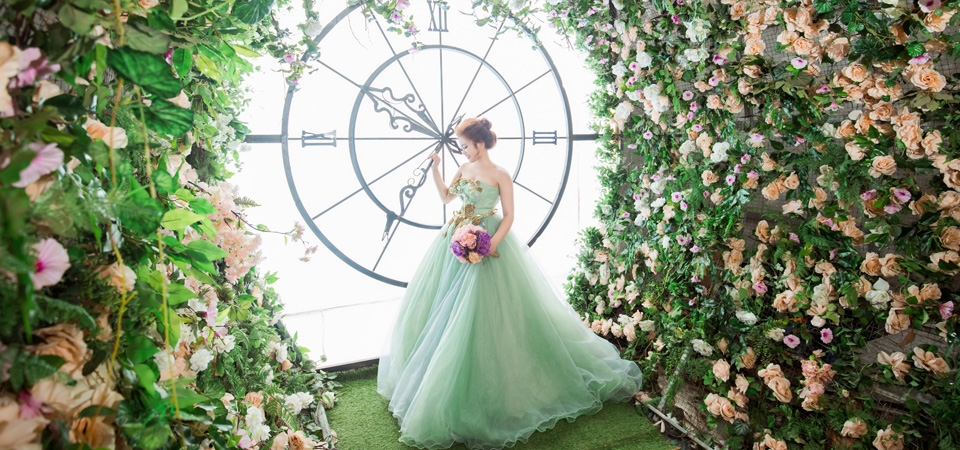 鲜花花的女孩 钟手表 指针 美丽唯美的婚纱摄影桌面壁纸