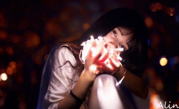 执笔抒情的唯美女生图片