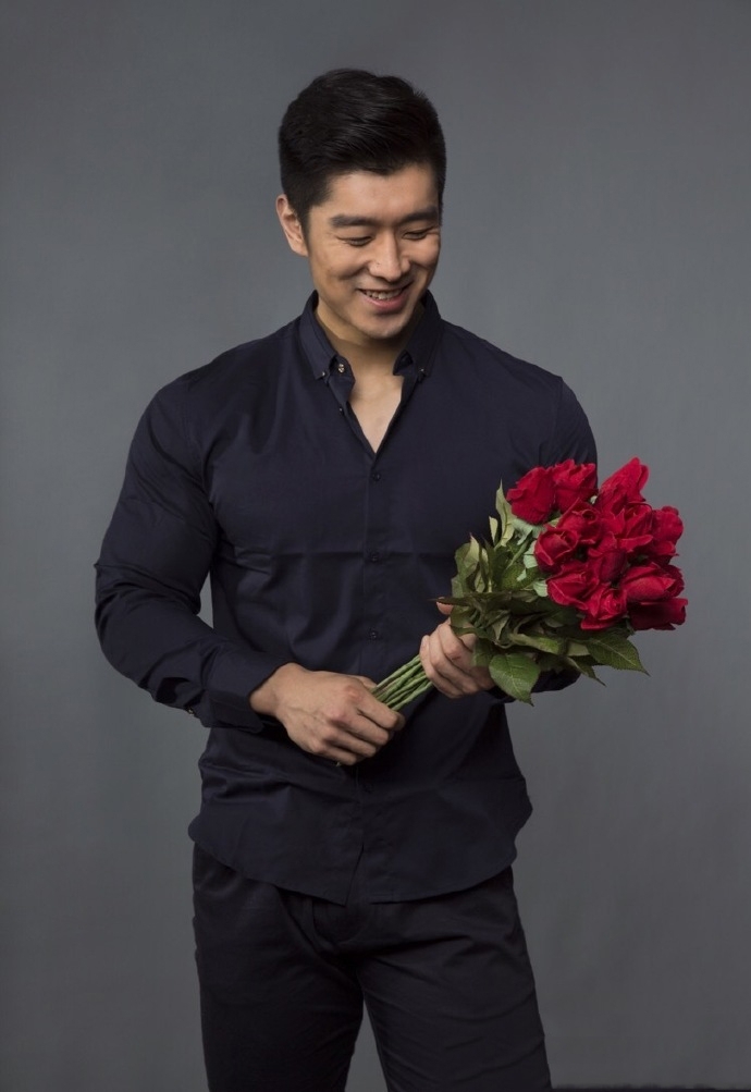 手持玫瑰花的正装帅哥 健身教练邹杉Shawn