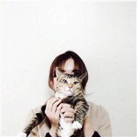 个性时尚抱猫美女qq头像