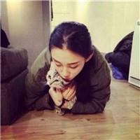 个性时尚抱猫美女qq头像