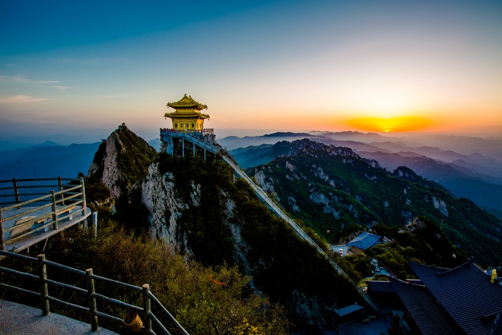 夕阳西下老君山