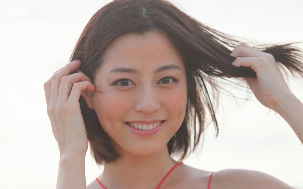性感美女酥胸美腿撩人写真桌面壁纸