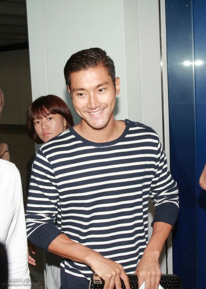 Super Junior成员崔始源现身香港机场