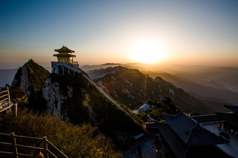 夕阳西下老君山
