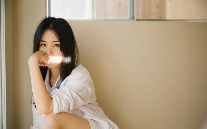 长发美女室内写真图片壁纸大全