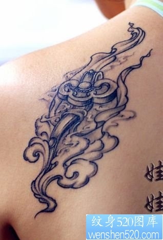 美女肩部如意纹身