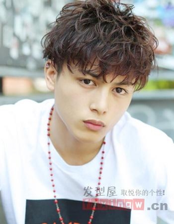 两边推光的帅气男生发型图片