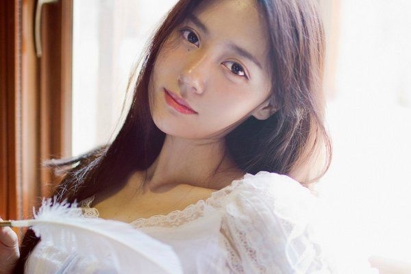 执笔抒情的唯美女生图片