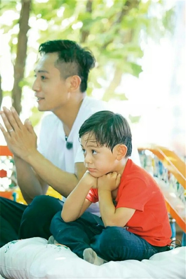 爸爸去哪儿3混血小王子刘诺一可爱手机桌面壁纸下载