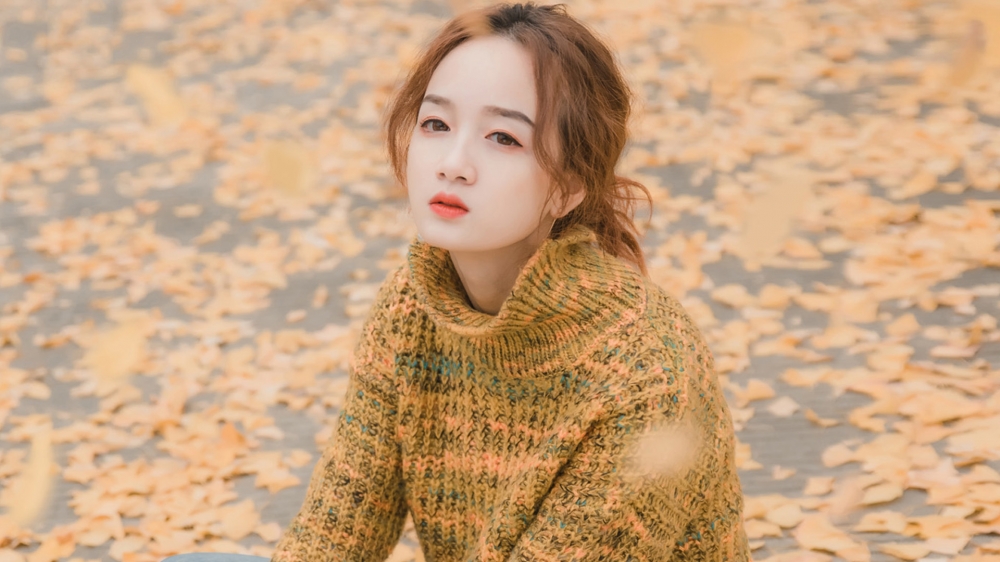 气质美女秋季户外写真高清唯美桌面壁纸
