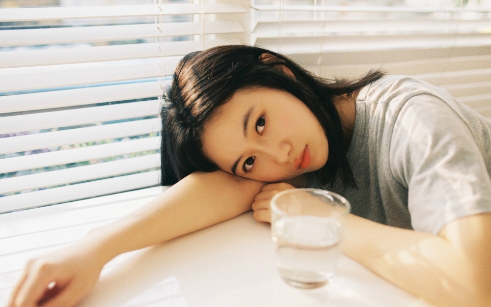 文艺美女知性唯美写真图片桌面壁纸