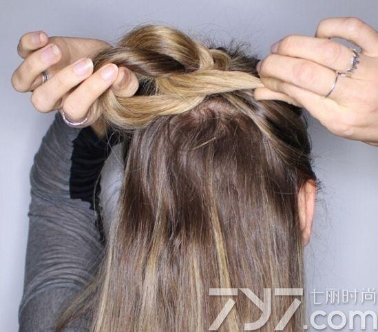 丸子头半扎法步骤图解  自己在家就能扎好