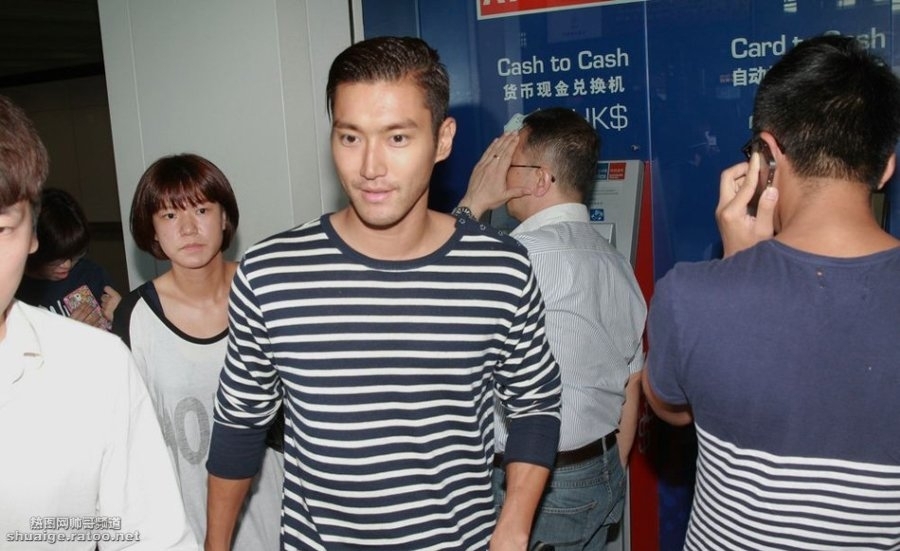 Super Junior成员崔始源现身香港机场