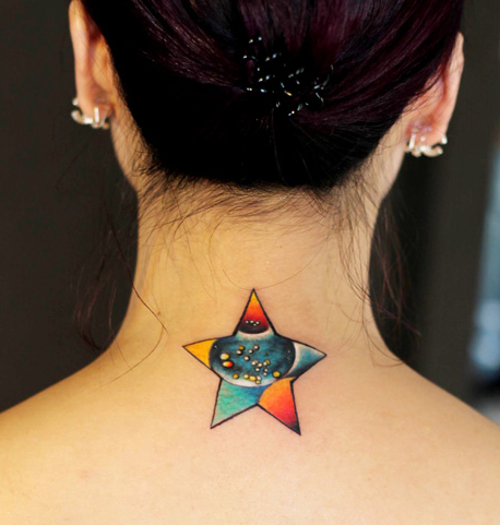 女性颈部星空五角星纹身图案