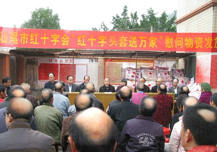 这村子的男人都在炫发型吗？