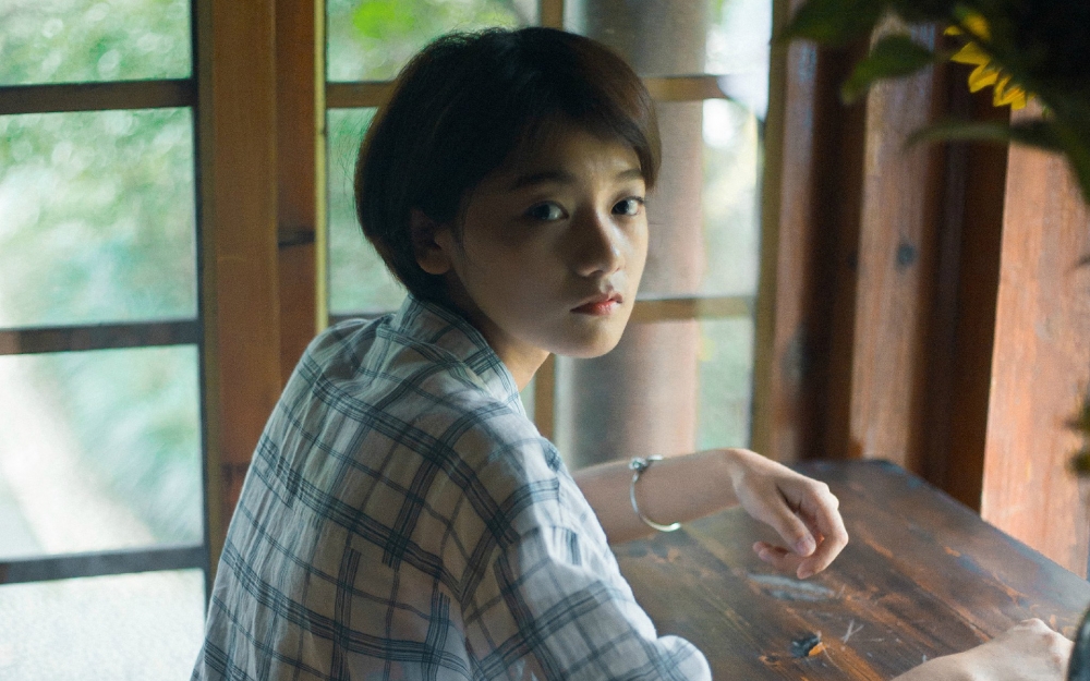 短发格子衬衫少女文艺写真图片桌面壁纸