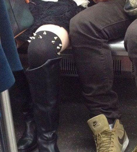 看地铁上谁敢挤我