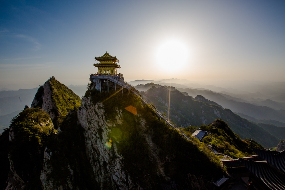 夕阳西下老君山