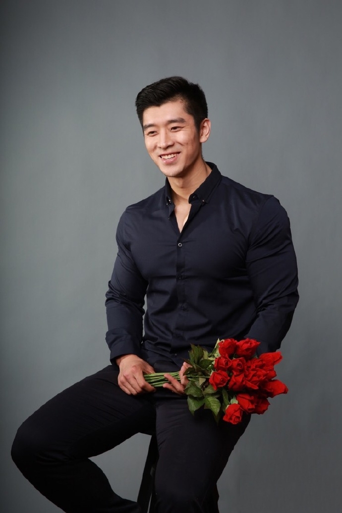 手持玫瑰花的正装帅哥 健身教练邹杉Shawn