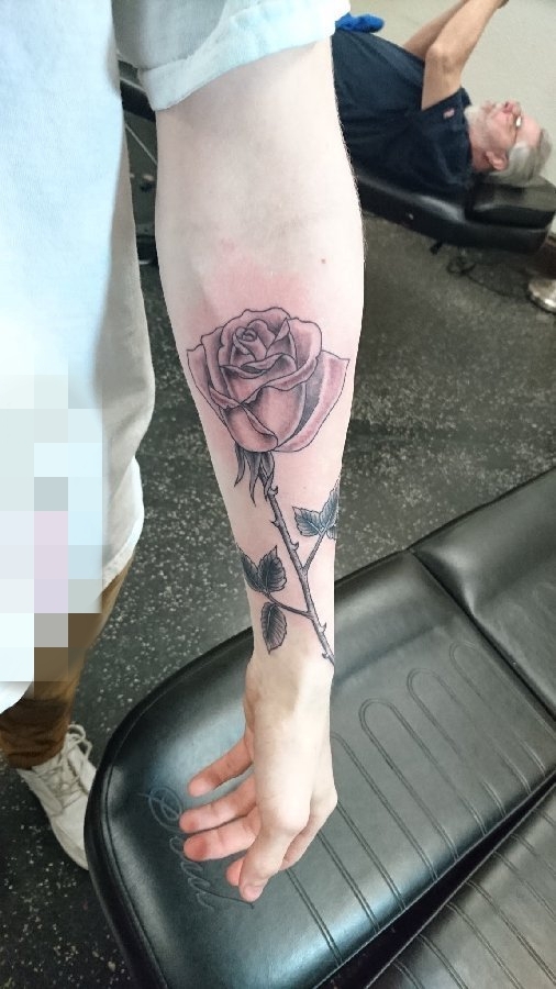 手腕上彩绘玫瑰花纹身图片