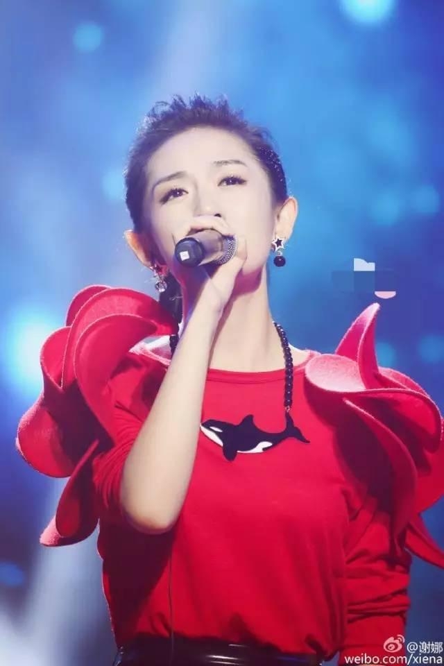 谢娜女人味十足大波卷发型  与陈赫搭档新节目看点十足！