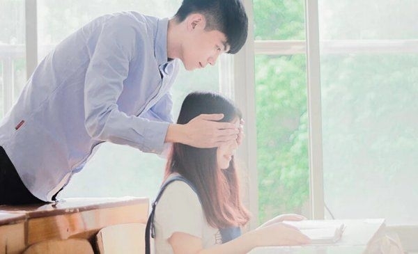 执笔抒情的唯美女生图片