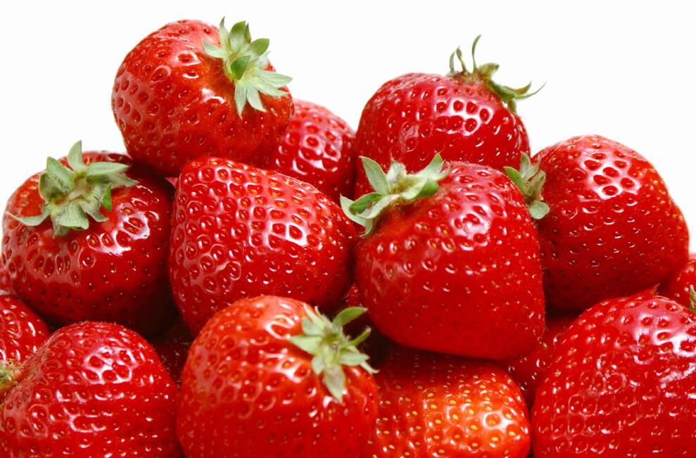新鲜红色巨大草莓图片