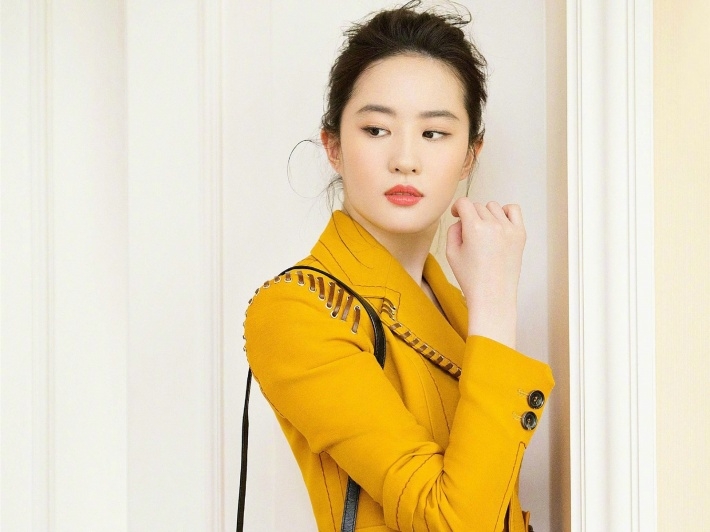刘亦菲红衣白裙美艳写真电脑宽屏壁纸