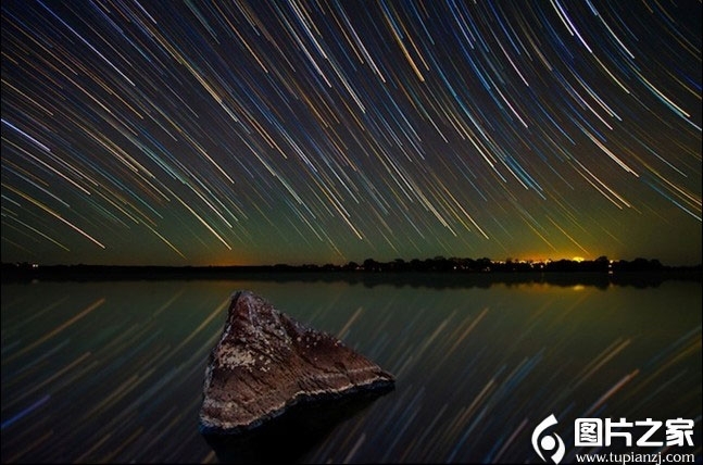 黑夜里的璀璨星轨摄影