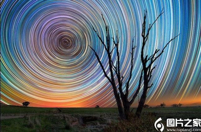 黑夜里的璀璨星轨摄影