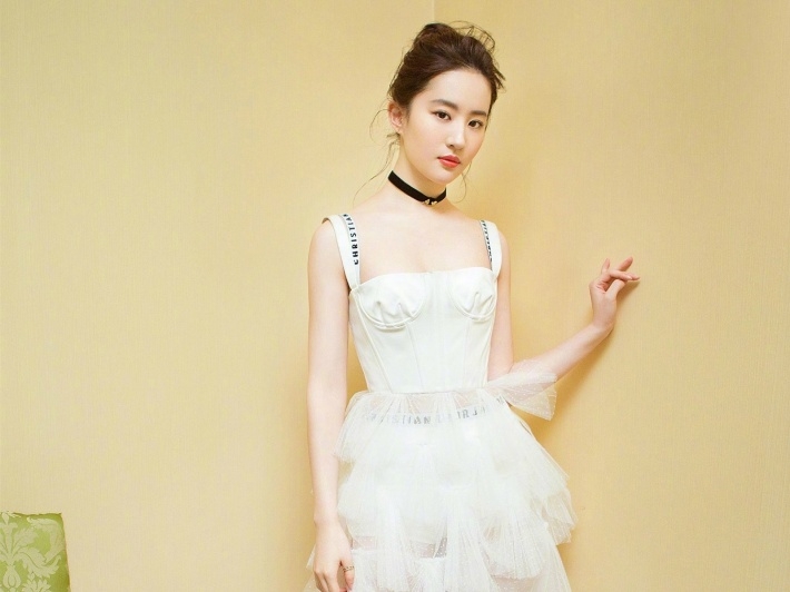 刘亦菲红衣白裙美艳写真电脑宽屏壁纸