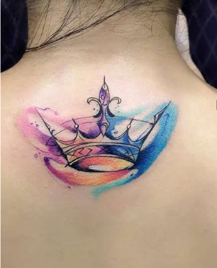 女生颈部彩色皇冠纹身图案