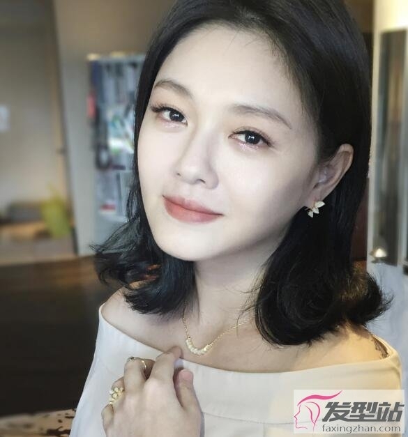 如何掌握外翻卷发发型的完美弯度 短发女孩必试的外翘卷发图片