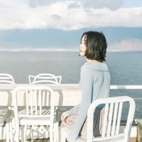 在太阳底下浅笑_唯美小清新女生头像