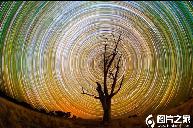 黑夜里的璀璨星轨摄影