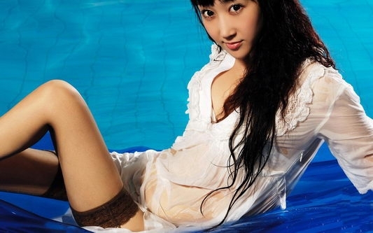 美女泳池性感写真壁纸