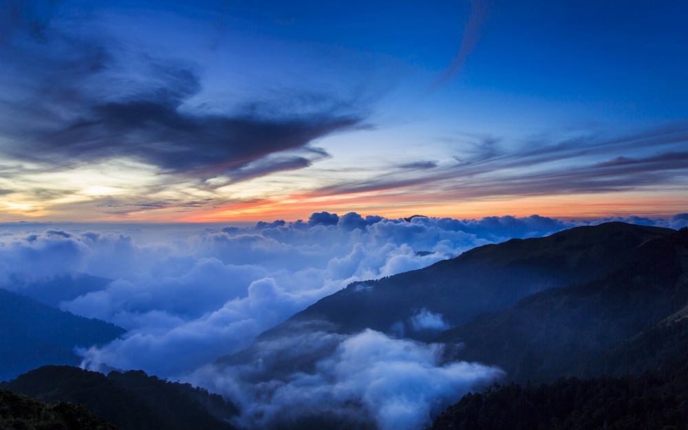 云雾缭绕的山脉高清风景壁纸